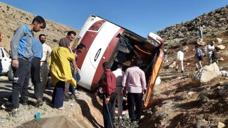 دستور وزیر راه برای بررسی سانحه واژگونی اتوبوس خبرنگاران