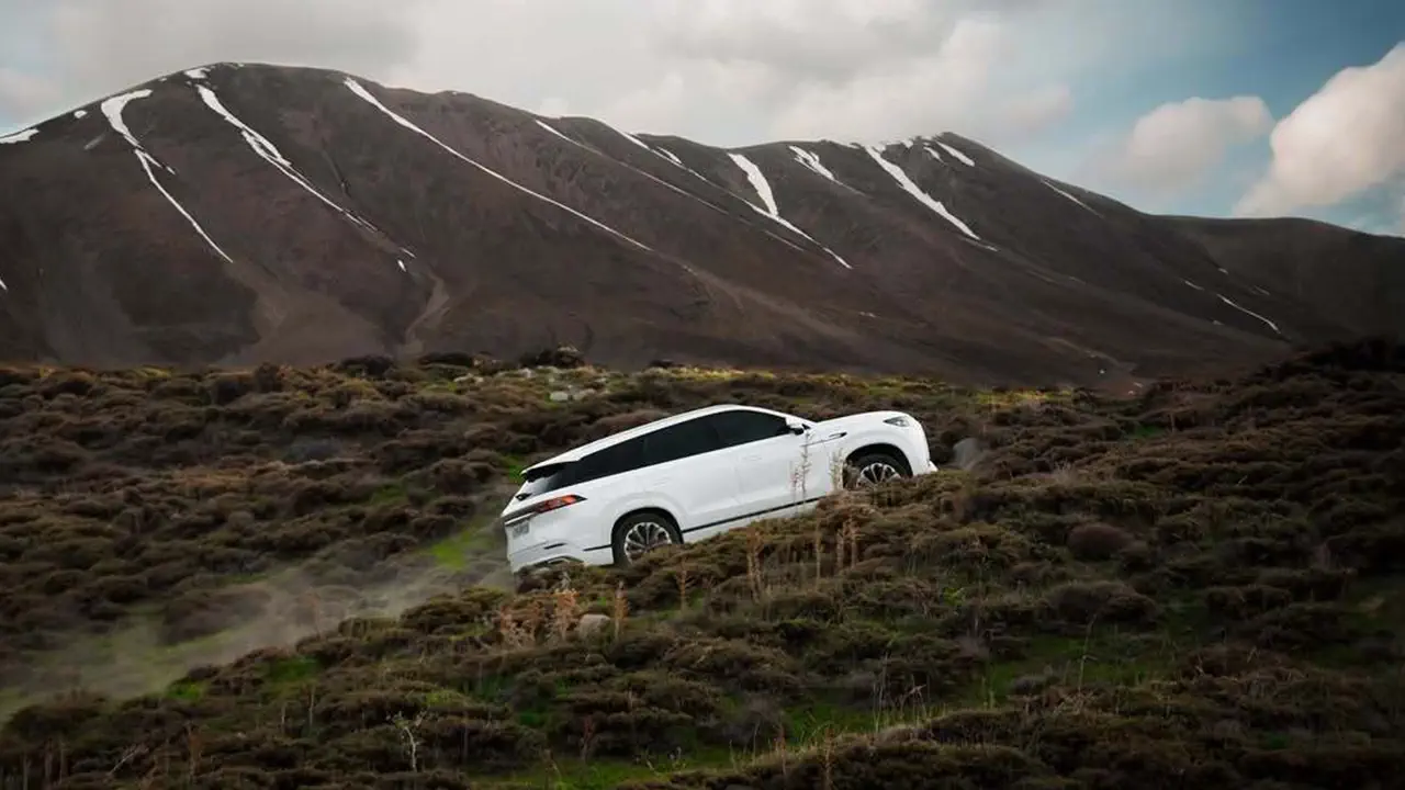 تست‌درایو لوکانو L8 در پیست فرمولا وان آیلند | Lucano L8 SUV Test Drive