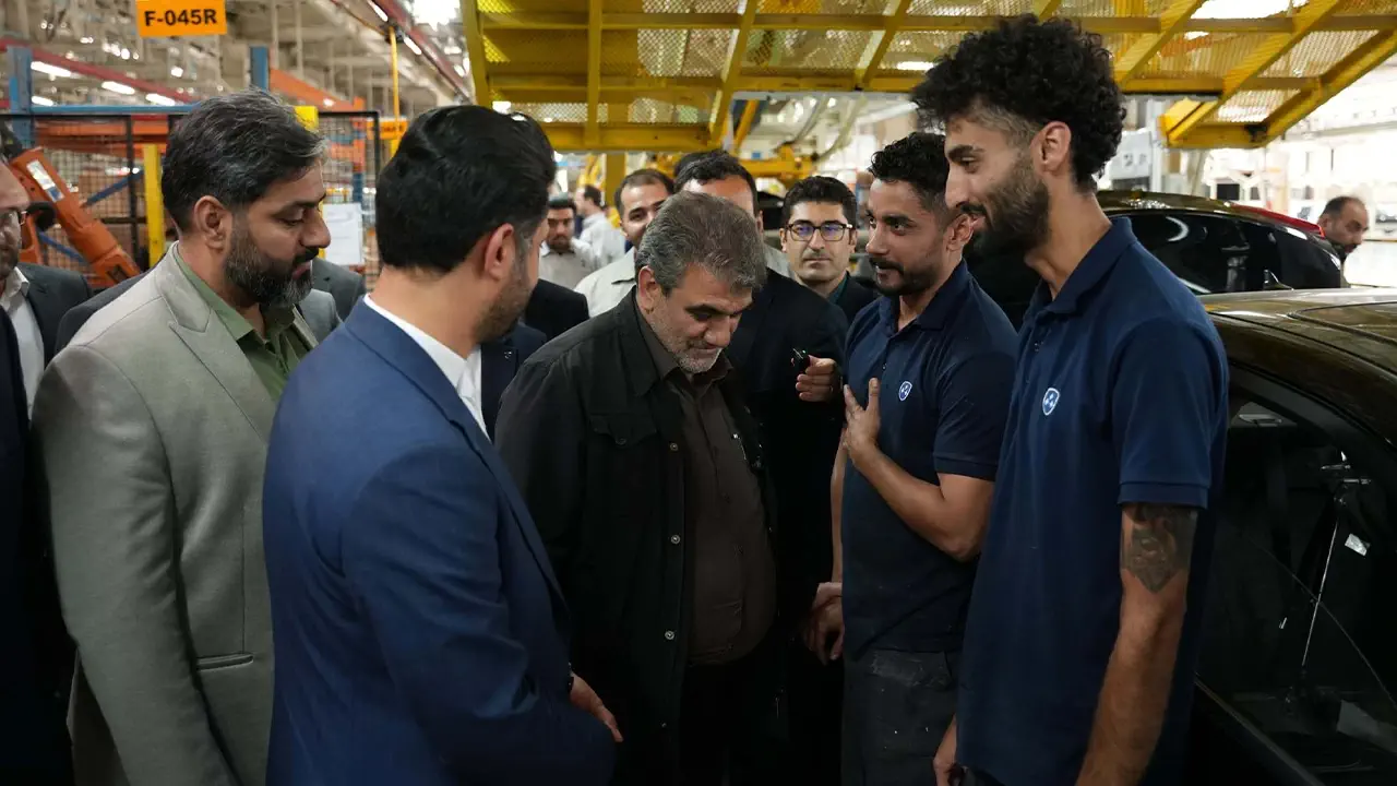 بازدیدمحمد جواد کولیوند، استاندار سمنان از ظرفیت‌های تولیدی فردا موتورز در کارخانه این شرکت در سمنان