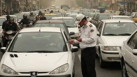 جریمه طرح زوج و فرد از درب منزل چقدر است؟ | تصویر پلیس راهور در حال جریمه کردن یک خودرو | تهران - ایران