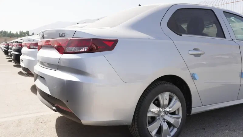 صف خودرو های تارا شرکت ایران خودرو | لزوم برخورد با پارکینگ های احتکار کنندگان خودرو و خالی فروشی نمایندگی خودروسازان