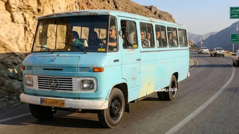 مینی‌بوس قدیمی بنز در جاده‌های ایران | افزایش ۲۱ درصدی نرخ کرایه حمل‌ونقل مسافری جاده‌ای در ایران از ۱۶ خرداد ۱۴۰۵