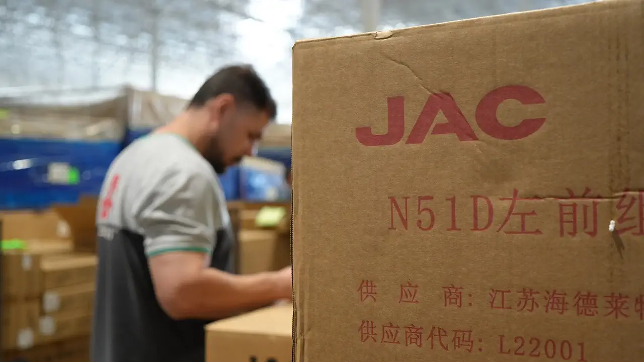 ادامه روند تولید در آرین دیزل با رسیدن پارت جدید قطعات کامیونت ۹ تن JAC آرین دیزل